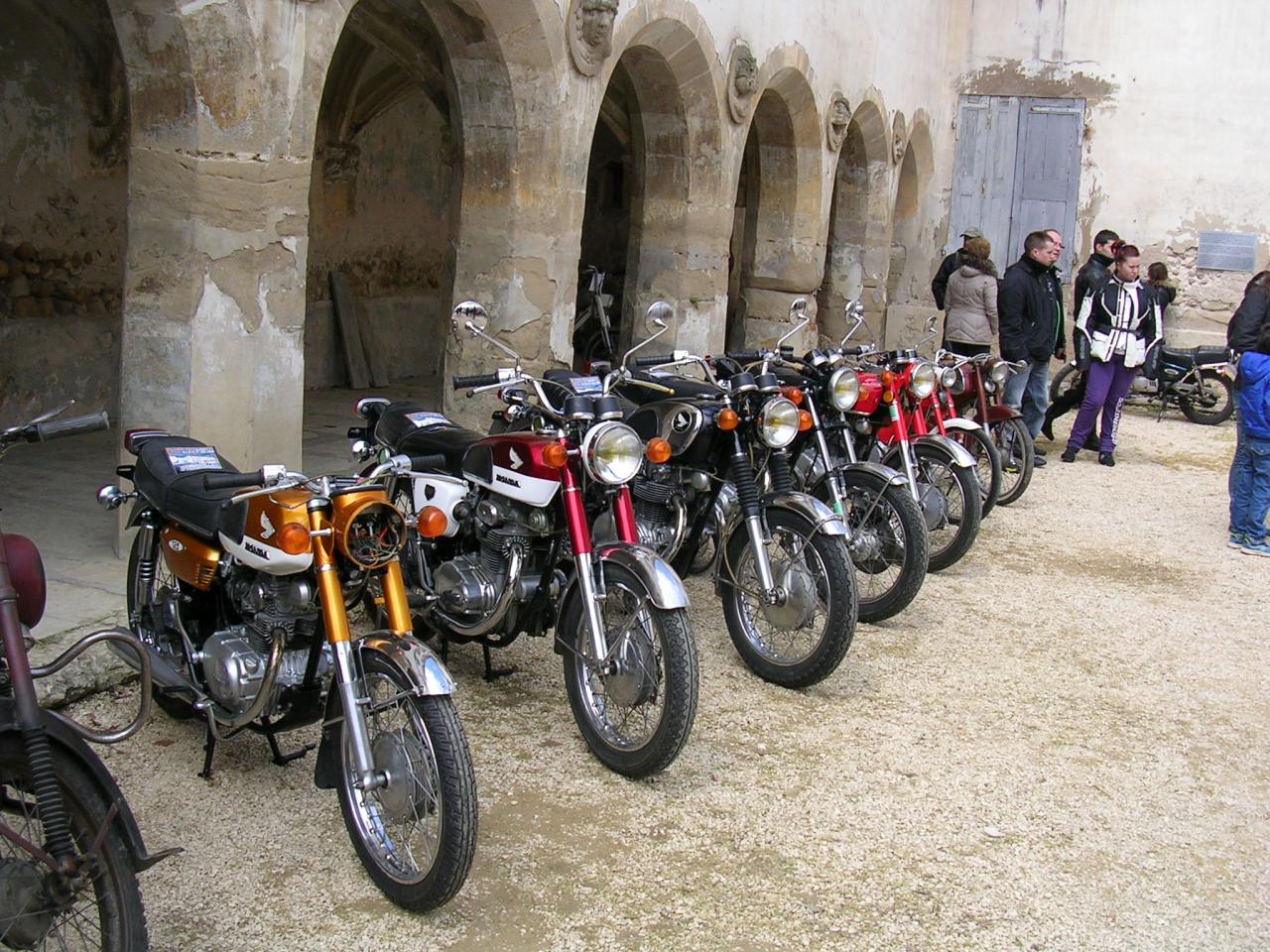 Exposition motos bourse à St Bonnet de Chavagne en isère