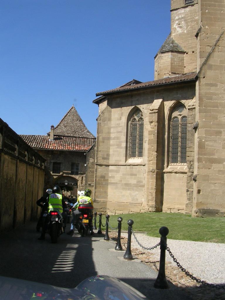 Les Vieilles Guenilles  devant l'Abbaye de St Antoine