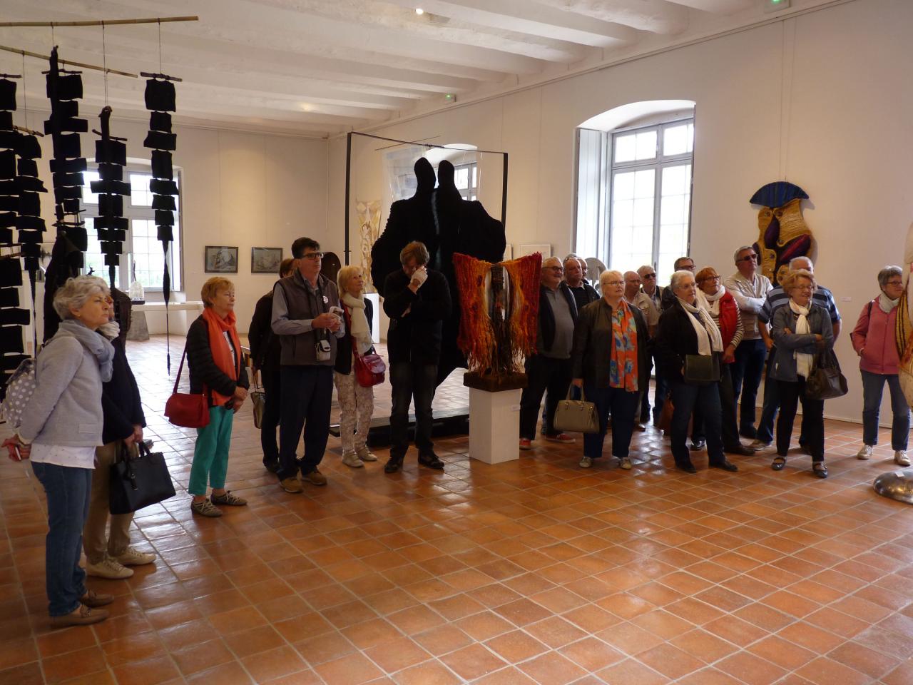 Sortie ardèche groupe en admiration devant un tableau dans le Chateau de Vogüe_03