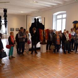 Sortie ardèche groupe en admiration devant un tableau dans le Chateau de Vogüe_03
