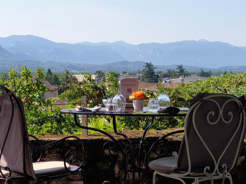 Terrasse du restaurant la tivolliere a st marcellin